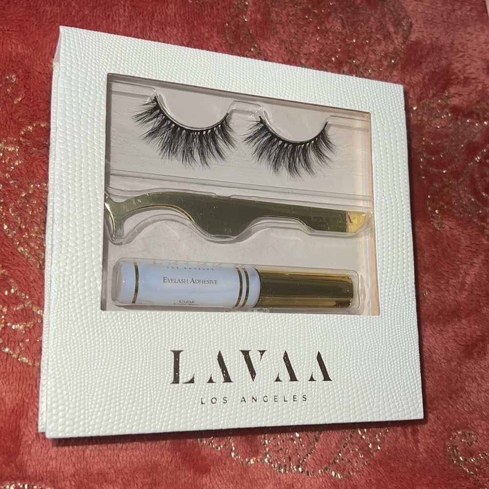LAVAA LOS ANGELES LASHES (FLIRTY LASH SET)